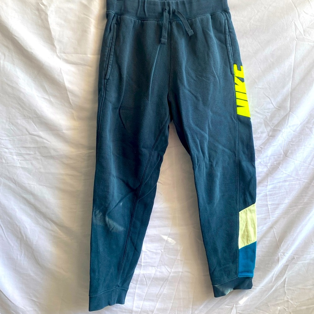 Nike. Turquoise blue sweatpants. Slightly worn. Excellent condition. No flaws